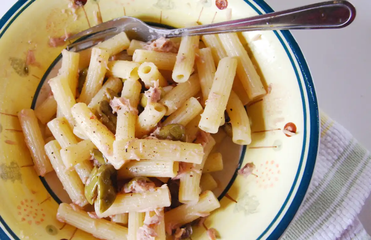 Tuna pasta with olives